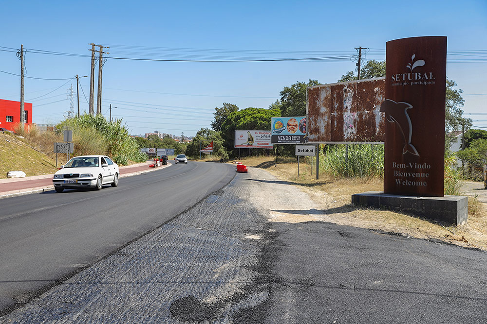 Repavimentação de troço da Estrada dos Ciprestes.