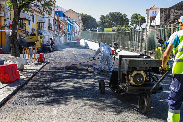 Repavimentação de dois arruamentos no Bairro de São Domingos.