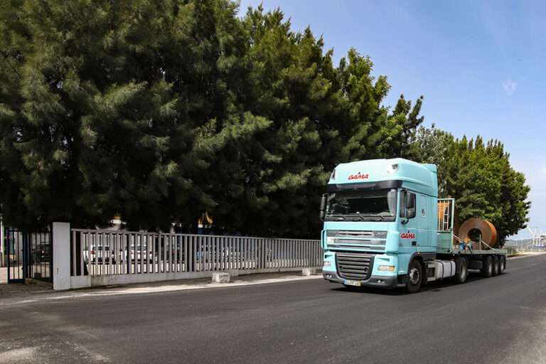 Troço da Avenida Baía de Setúbal entre o viaduto e a passagem de nível da Cachofarra foi repavimentado.