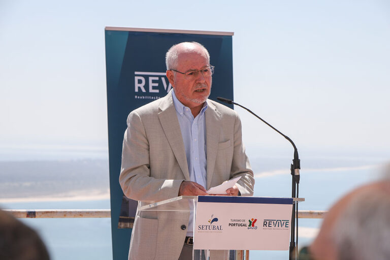 Presidente da Câmara Municipal, André Martins, no lançamento do concurso para a concessão da 7.ª Bataria de Costa, no Outão.