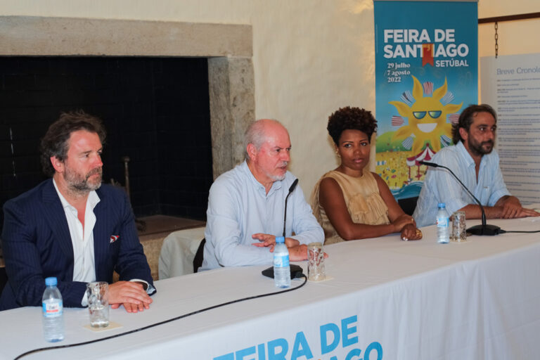 O presidente da Câmara Municipal, André Martins, acompanhado pelo vereador da Cultura, Pedro Pina, da cantora Lura e pelo diretor do evento, Màrio Correia, na apresentação da Feira de Sant'Iago 2022.