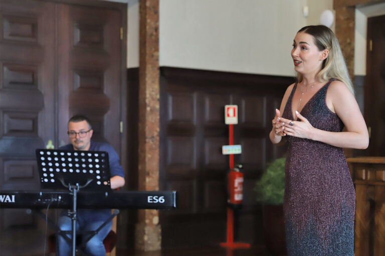 A cantora ucraniana Alyona Guz atua na apresentação do Luísa Todi CantoFest - Festival Internacional de Ópera de Setúbal.