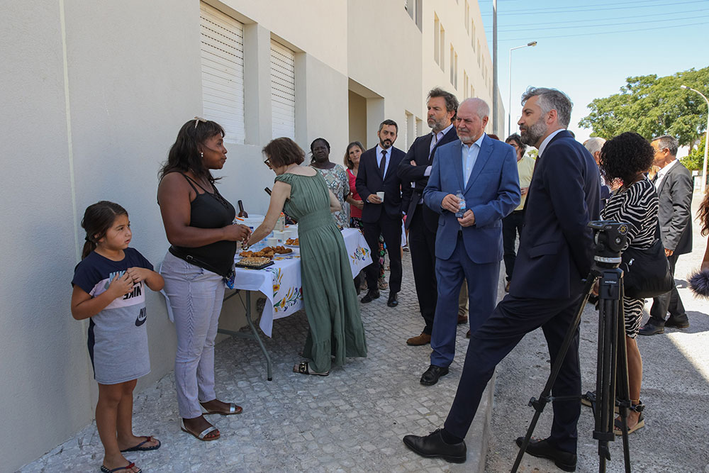 Ministro Pedro Nuno Santos visita requalificação de habitações públicas nas Manteigadas