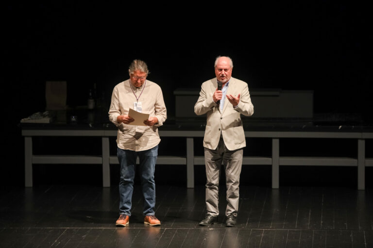 Presidente da Cãmara, André Martins, e diretor artístico do Teatro Estúdio Fontenova, José Maria Dias, no encerramento da Festa do Teatro 2022.