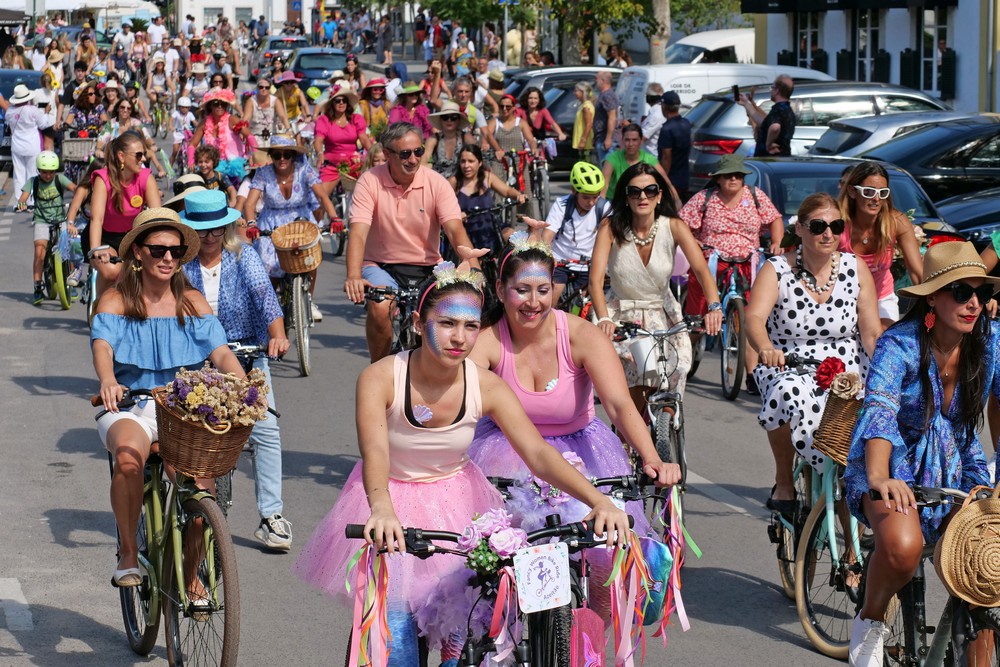 Azeitão Fancy Women Bike Ride, passeio de mulheres elegantes em bicicleta.
