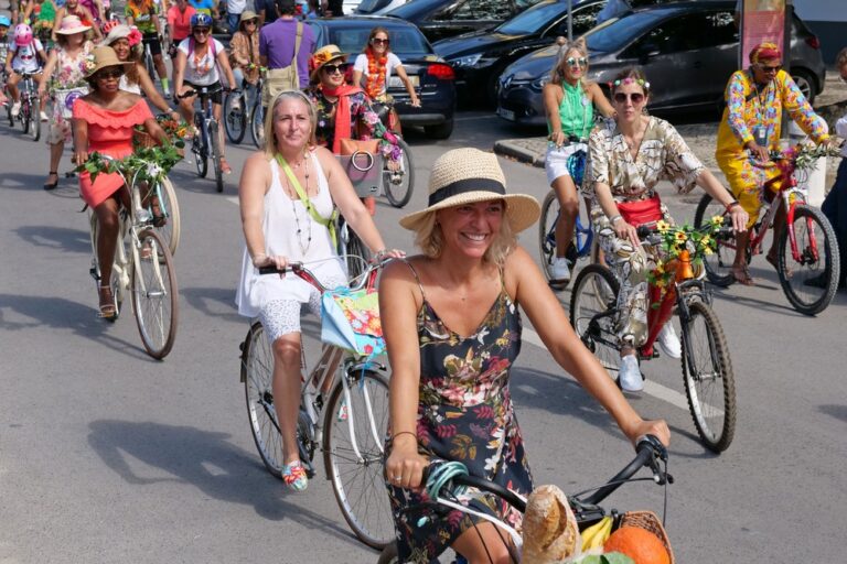 Azeitão Fancy Women Bike Ride, passeio de mulheres elegantes em bicicleta.