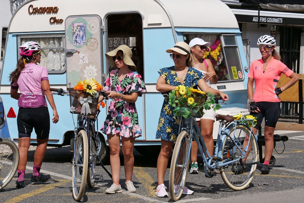 Azeitão Fancy Women Bike Ride, passeio de mulheres elegantes em bicicleta.