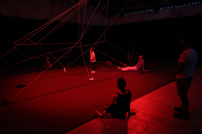 Bolsas de Criação Artística - apresentação das criações da edição 2021 e dos bolseiros selecionados em 2022 - Over Our Heads, de Marta Cerqueira