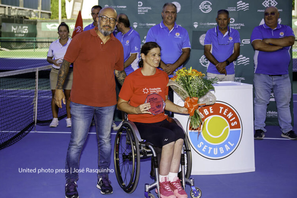 Lola Ochoa, campeã de singulares femininos do IX Open Baía do Sado em cadeira de rodas