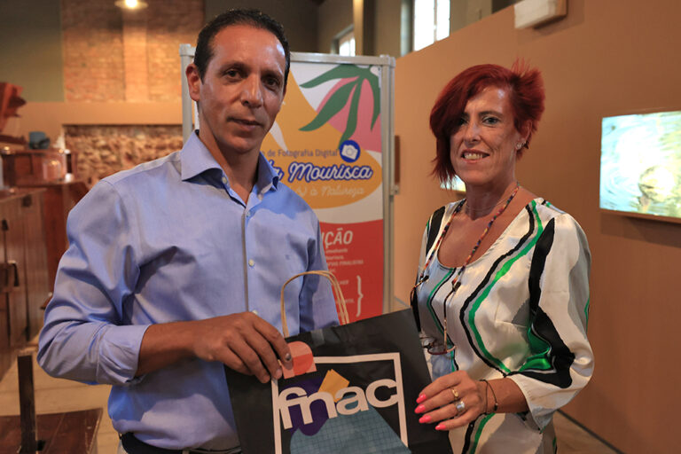 Carla Silva recebe prémio de vencedora do passatempo de fotografia digital "Luz da Mourisca", entregue pelo diretor da loja Fnac no Alegro Setúbal, António Polquinhas.