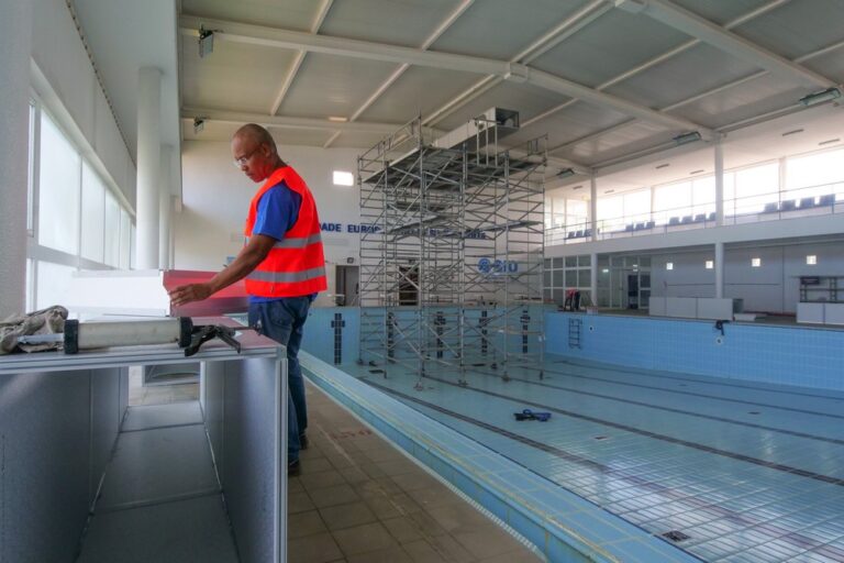 Obras de beneficiação da Piscina Municipal de Azeitão
