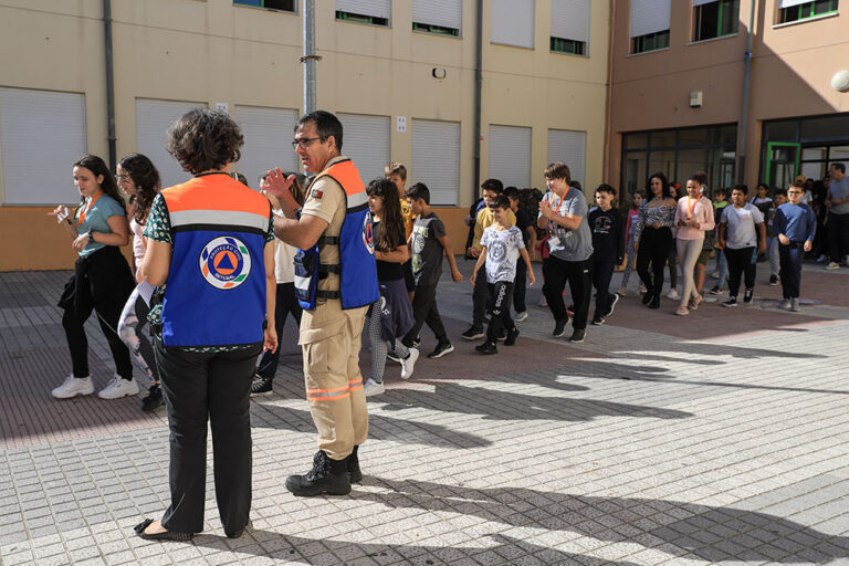 Simulacro de sismo na EB2,3 Luísa Todi.