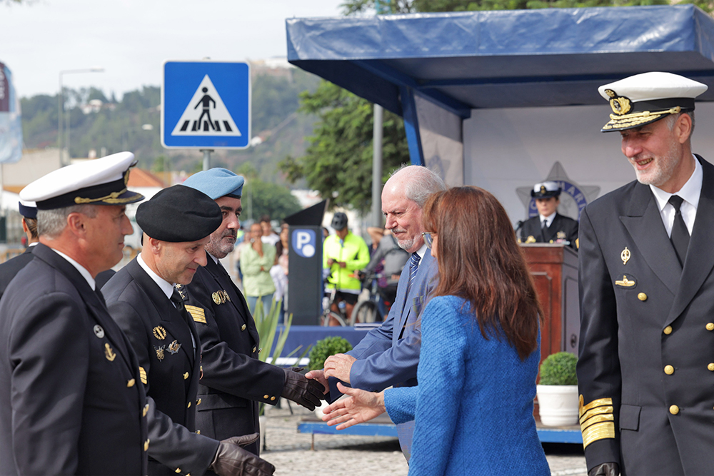 Dia da Polícia Marítima 2022 - presidente da Câmara, André Martins, ministra da Defesa Nacional, Helena Carreiras, e Chefe do Estado-Maior da Armada e Autoridade Marítima Nacional, almirante Henrique Gouveia e Melo, impõem condecorações.