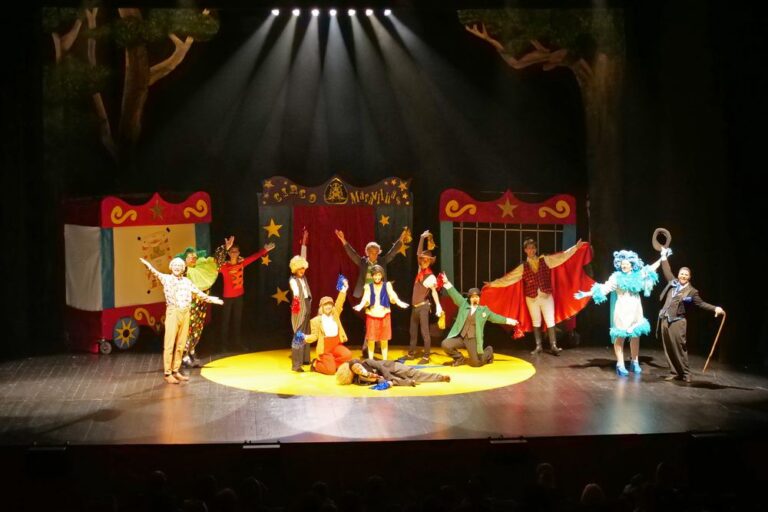 Pinóquio - peça de teatro musicado - GATEM Espelho Mágico