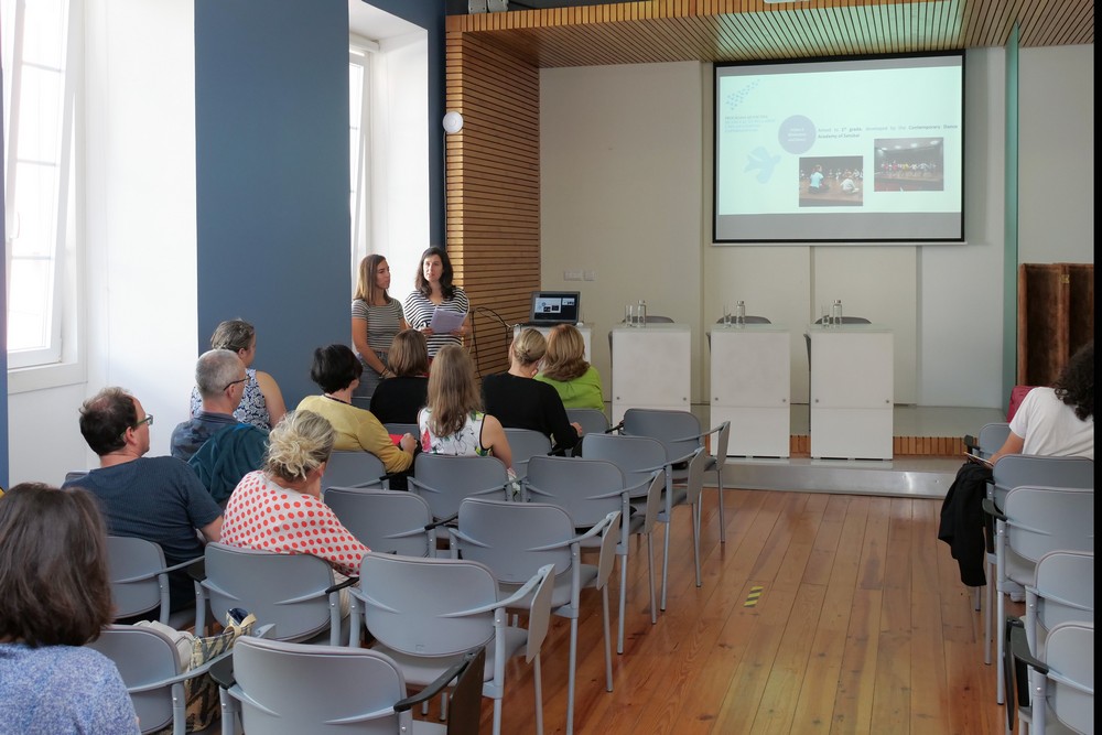 Márcia Pacheco e Joana Anjos, do Departamento de Educação e Bibliotecas, apresentam o “Programa Municipal de Educação pela Arte e pelas Ciências Experimentais” na sessão em Setúbal do segundo workshop do Projeto DEXPO em Portugal.