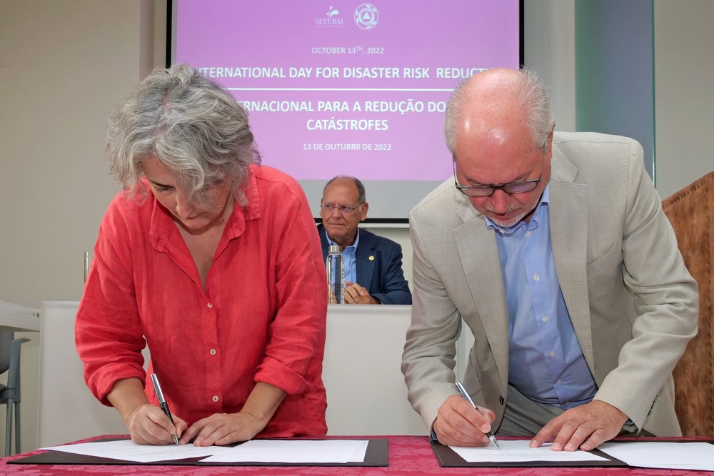 Presidente da Câmara, André Martins, e Inês Câmara, sócia-gerente da Mapa das Ideias, assinam o protocolo para o Projeto DEXPO.