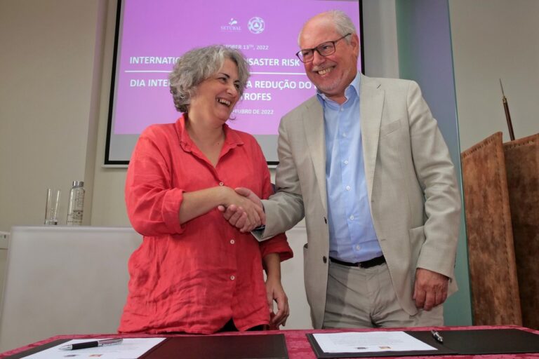 Presidente da Câmara, André Martins, e Inês Câmara, sócia-gerente da Mapa das Ideias, após assinarem o protocolo para o Projeto DEXPO.