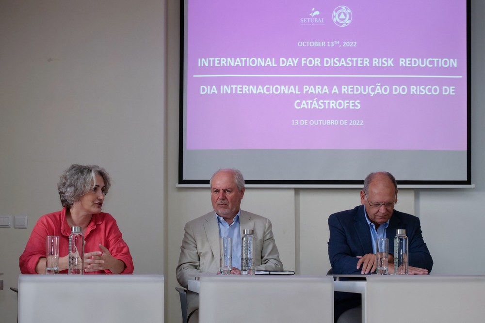 André Martins, presidente da Câmara, José Luís Bucho, coordenador da Proteção Civil Municipal, e Inês Câmara, sócia-gerente da Mapa das Ideias, na sessão de Setúbal do segundo workshop do Projeto DEXPO em Portugal.