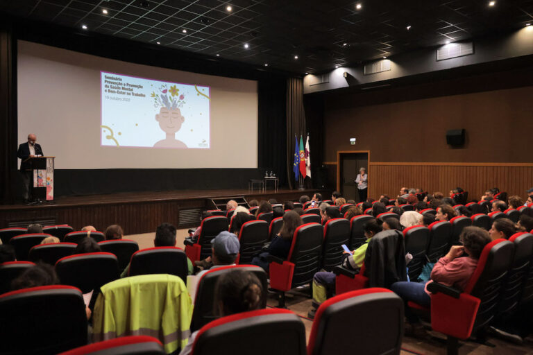 Presidente da Câmara, André Martins, no seminário “Prevenção e Promoção da Saúde Mental e Bem-Estar no Trabalho”.