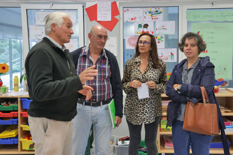 Vice-presidente da Câmara, Carla Guerreiro, visitou escolas básicas de Gâmbia-Pontes-Alto da Guerra, acompanhada pelo presidente da Junta de Freguesia, Luís Custódio, e pelo diretor do agrupamento de escolas Luísa Todi, António Baptista.