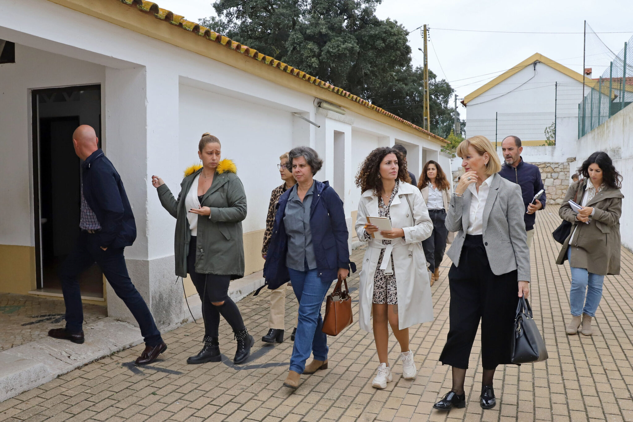 Vice-presidente da Câmara, Carla Guerreiro, visitou escolas básicas da freguesia do Sado, acompanhada da presidente da junta, Marlene Caetano, e do diretor do Agrupamento de Escolas Ordem de Sant’Iago, Pedro Florêncio.
