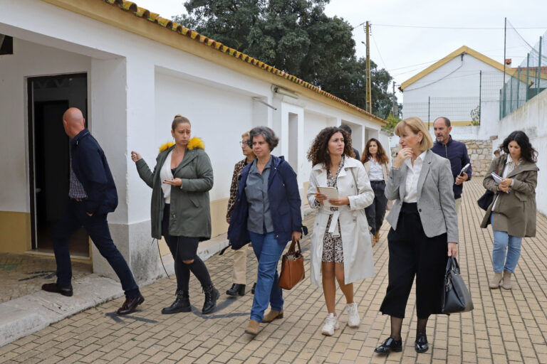 Vice-presidente da Câmara, Carla Guerreiro, visitou escolas básicas da freguesia do Sado, acompanhada da presidente da junta, Marlene Caetano, e do diretor do Agrupamento de Escolas Ordem de Sant’Iago, Pedro Florêncio.