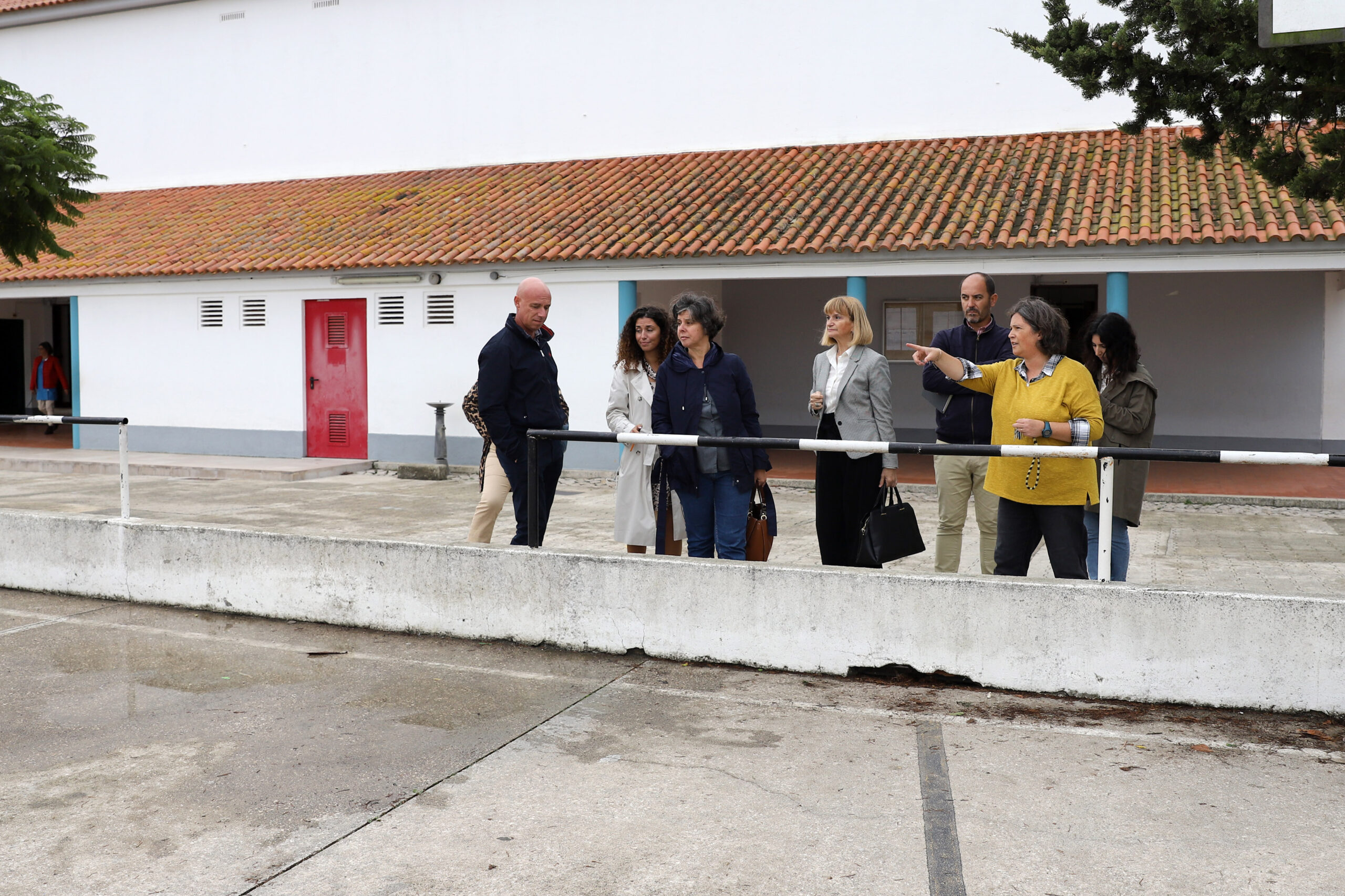 Vice-presidente da Câmara, Carla Guerreiro, visitou escolas básicas da freguesia do Sado, acompanhada da presidente da junta, Marlene Caetano, e do diretor do Agrupamento de Escolas Ordem de Sant’Iago, Pedro Florêncio.