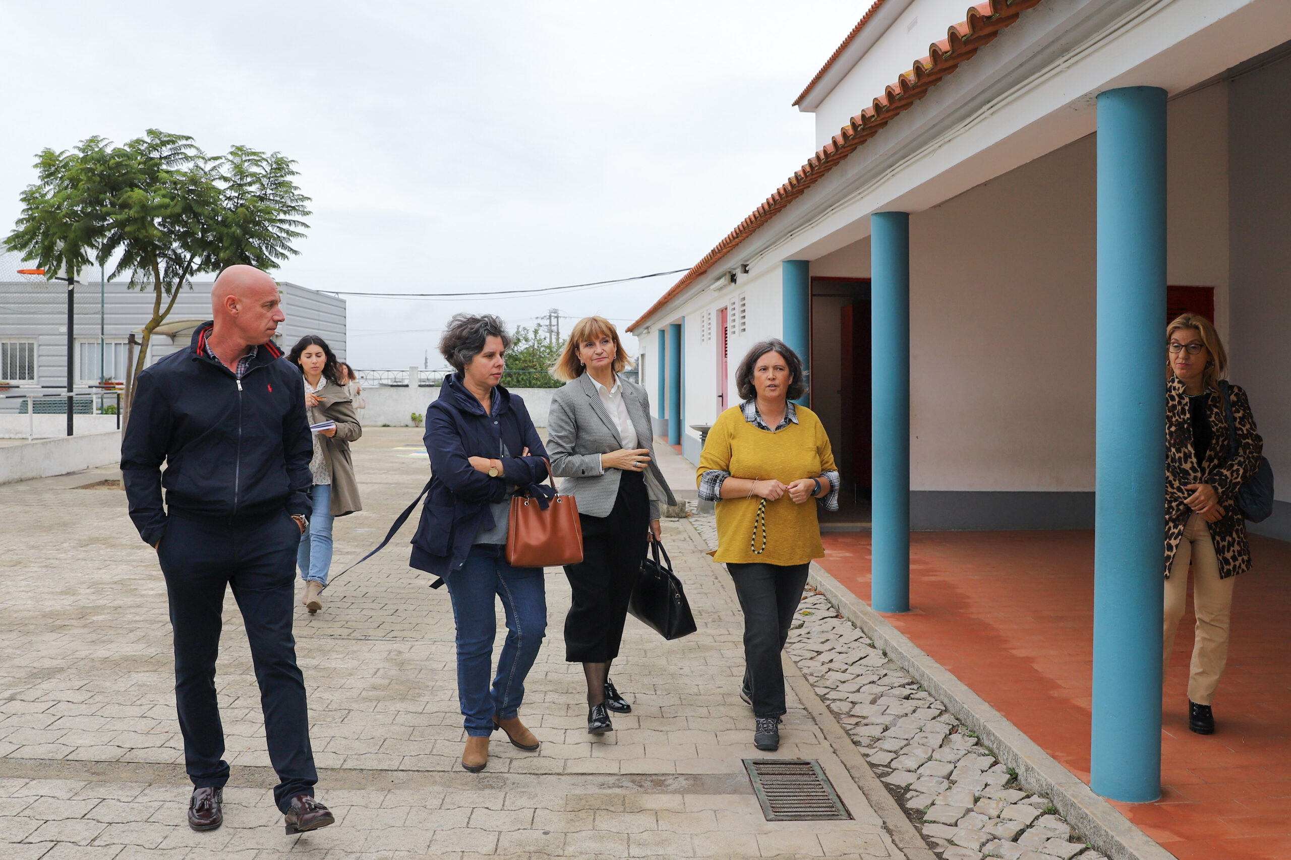 Vice-presidente da Câmara, Carla Guerreiro, visitou escolas básicas da freguesia do Sado, acompanhada da presidente da junta, Marlene Caetano, e do diretor do Agrupamento de Escolas Ordem de Sant’Iago, Pedro Florêncio.