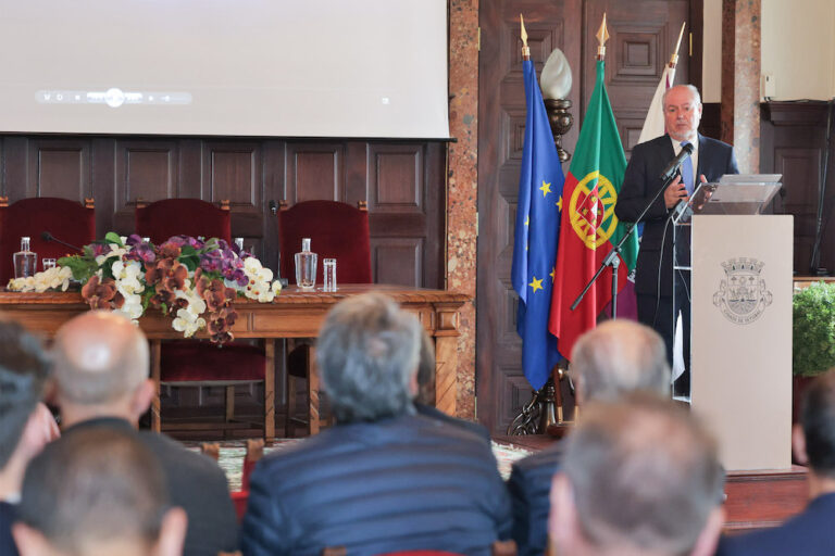 Presidente da Câmara, André Martins, discursa no encontro com investidores do setor imobiliário, no Salão Nobre dos Paços do Concelho.