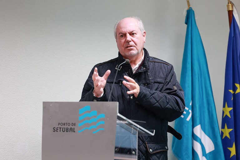 Presidente da Câmara, André Martins, na sessão de apresentação do estudo prévio e do projeto de Proposta de Definição de Âmbito do Estudo de Impacte Ambiental da futura marina de Setúbal, na sede da Administração dos Portos de Setúbal e Sesimbra.