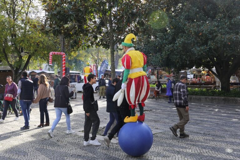 Animação circense pela XPTO – Companhia de Artes Performativas no Natal em Setúbal 2022