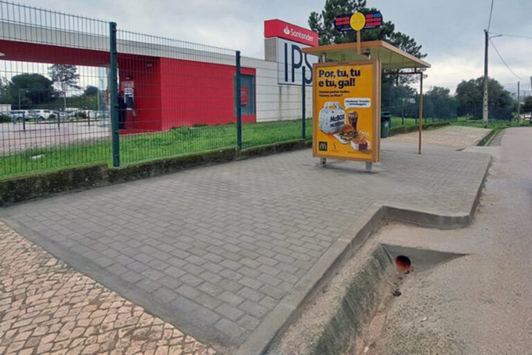 Patamares de duas paragens de autocarro junto do IPS elevadas para facilitar acesso a aluno com mobilidade reduzida.