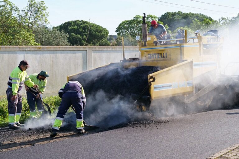Repavimentação de um troço da Rua Vinha da Sardinha, na aldeia de Oleiros, em Azeitão.
