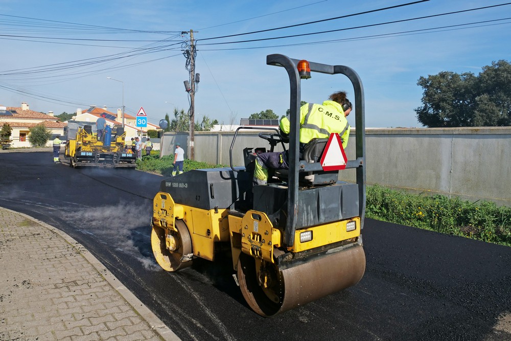 Repavimentação de um troço da Rua Vinha da Sardinha, na aldeia de Oleiros, em Azeitão.