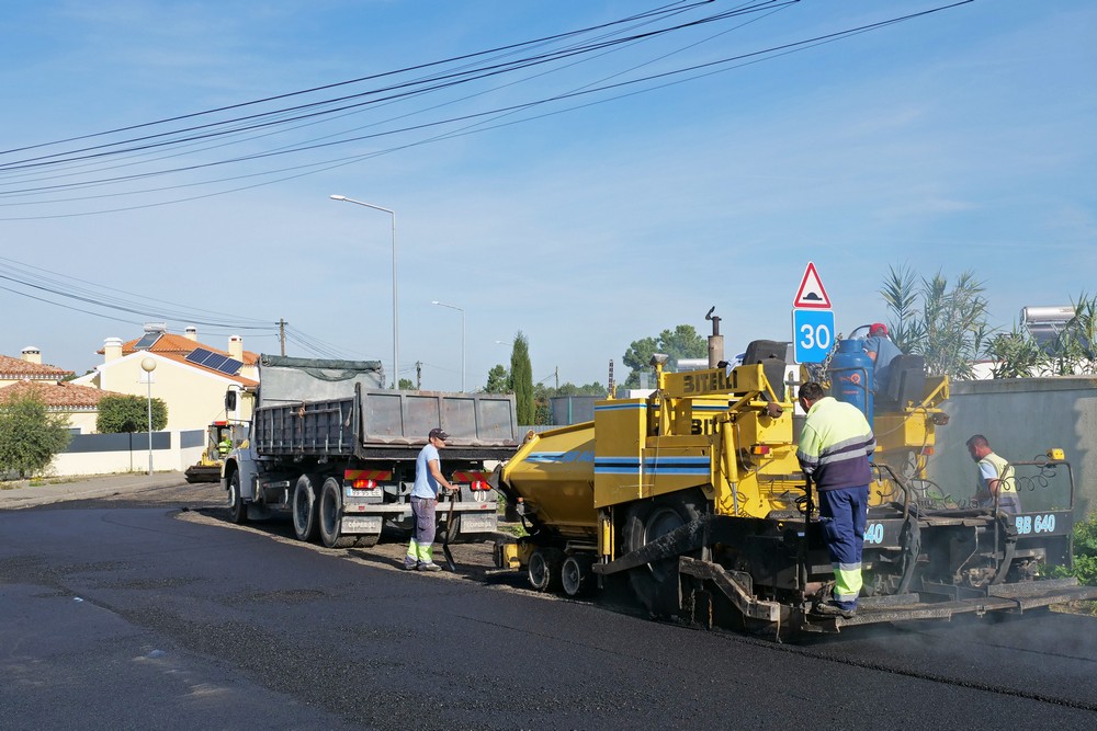 Repavimentação de um troço da Rua Vinha da Sardinha, na aldeia de Oleiros, em Azeitão.