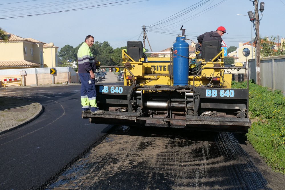 Repavimentação de um troço da Rua Vinha da Sardinha, na aldeia de Oleiros, em Azeitão.
