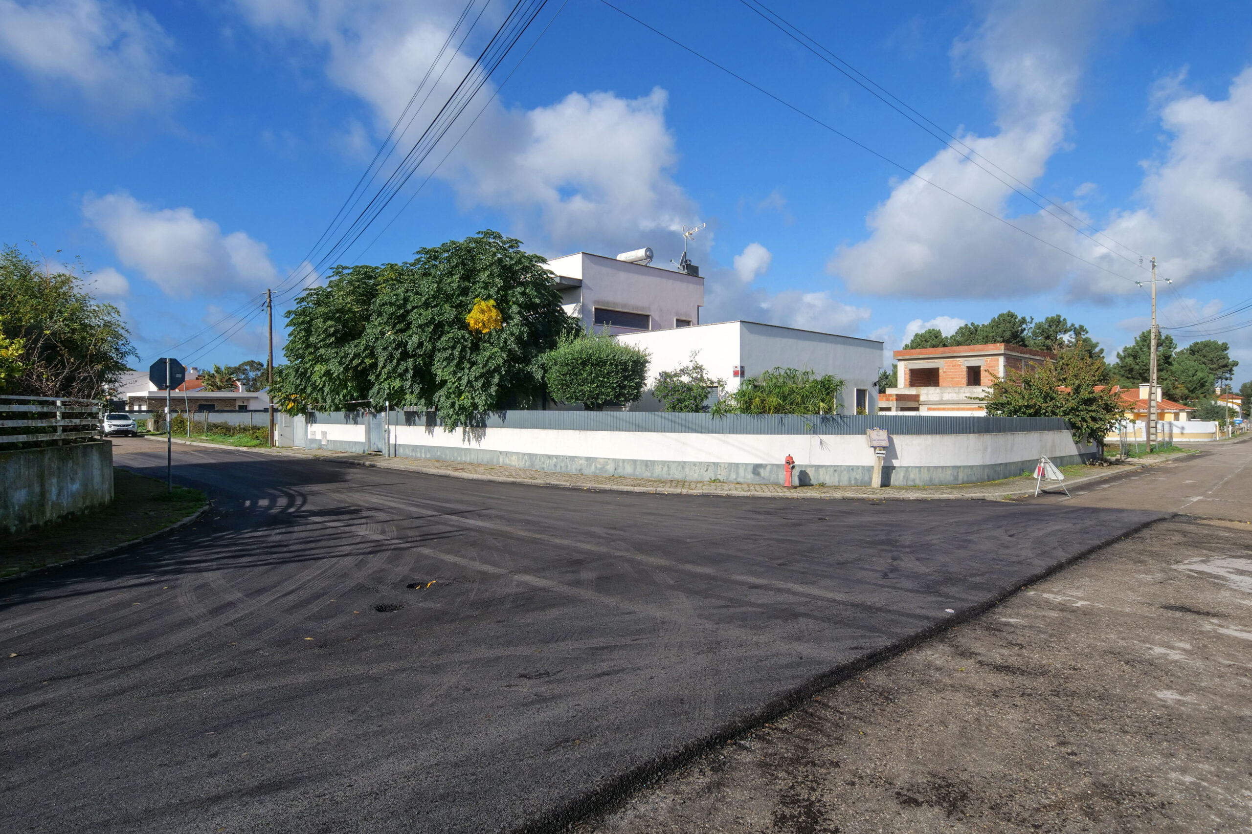 Ruas José Cândido Godinho e José Sacramento, em Vila Nogueira de Azeitão, repavimentadas.