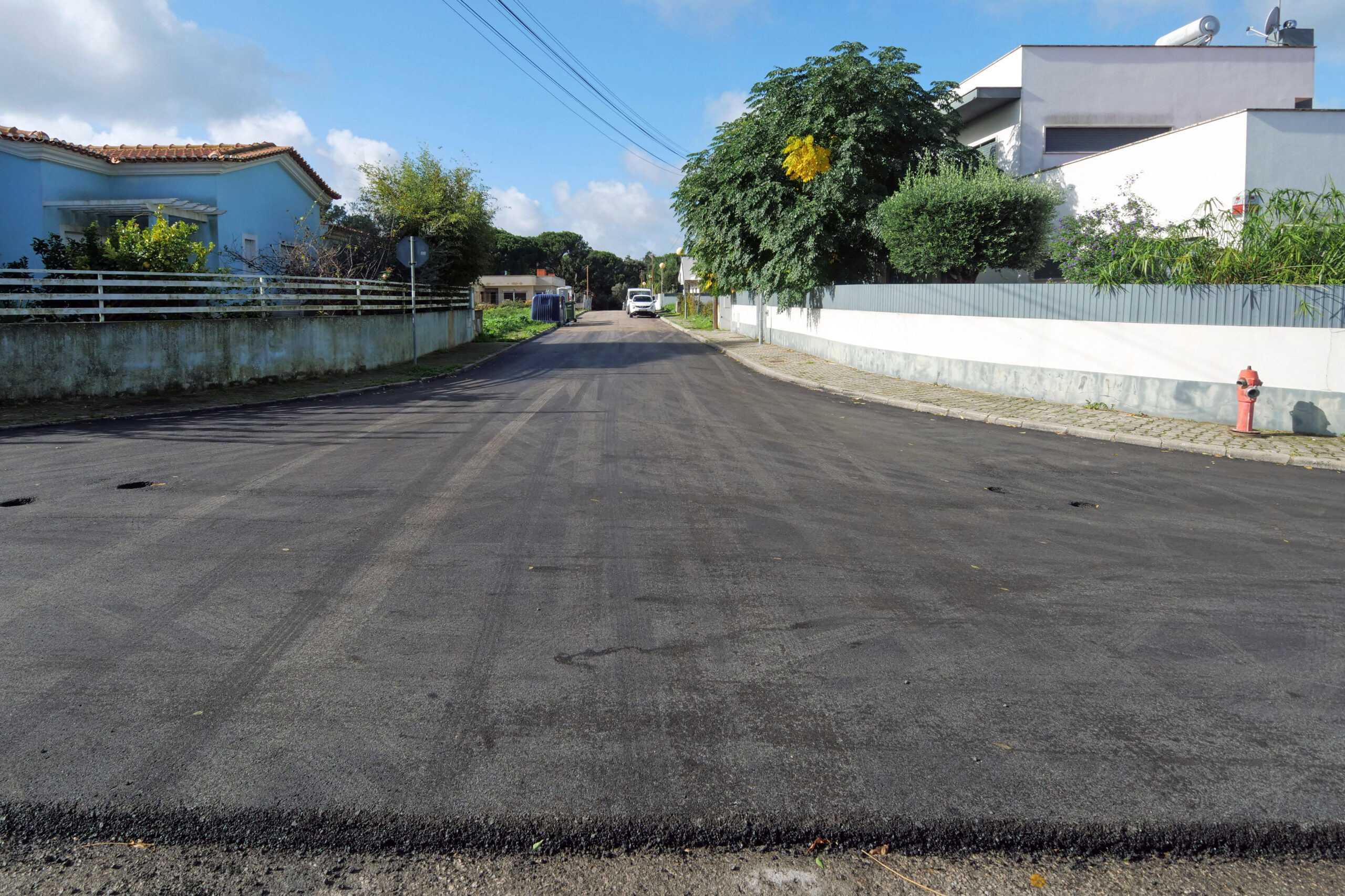 Ruas José Cândido Godinho e José Sacramento, em Vila Nogueira de Azeitão, repavimentadas.