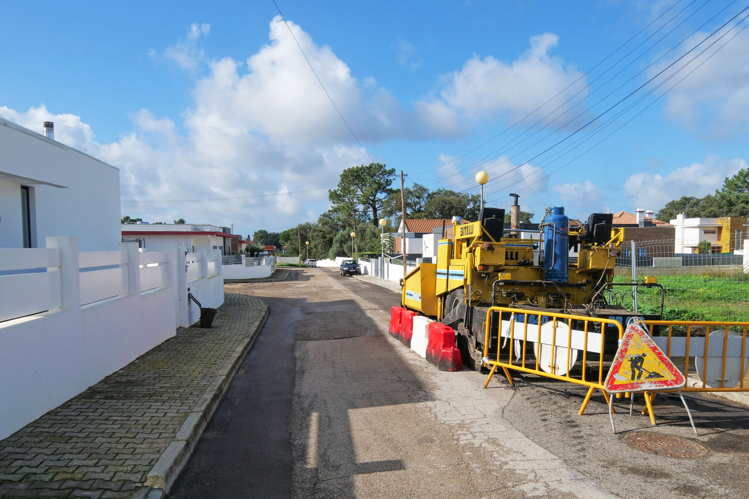 Ruas José Cândido Godinho e José Sacramento, em Vila Nogueira de Azeitão, repavimentadas.