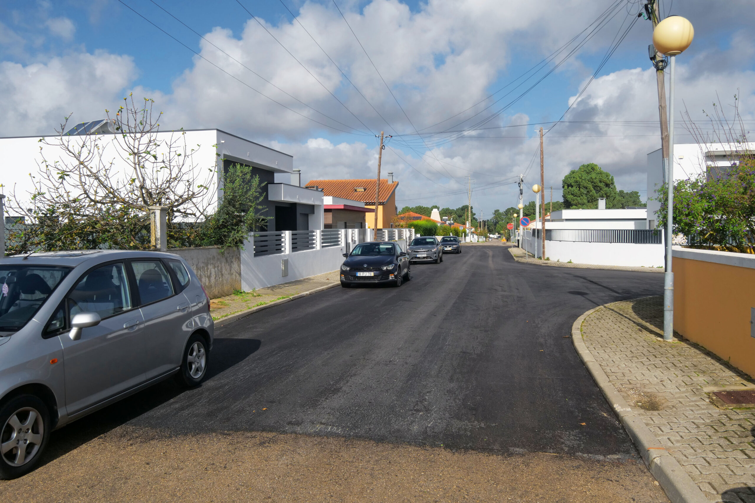 Ruas José Cândido Godinho e José Sacramento, em Vila Nogueira de Azeitão, repavimentadas.