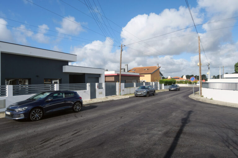 Ruas José Cândido Godinho e José Sacramento, em Vila Nogueira de Azeitão, repavimentadas.