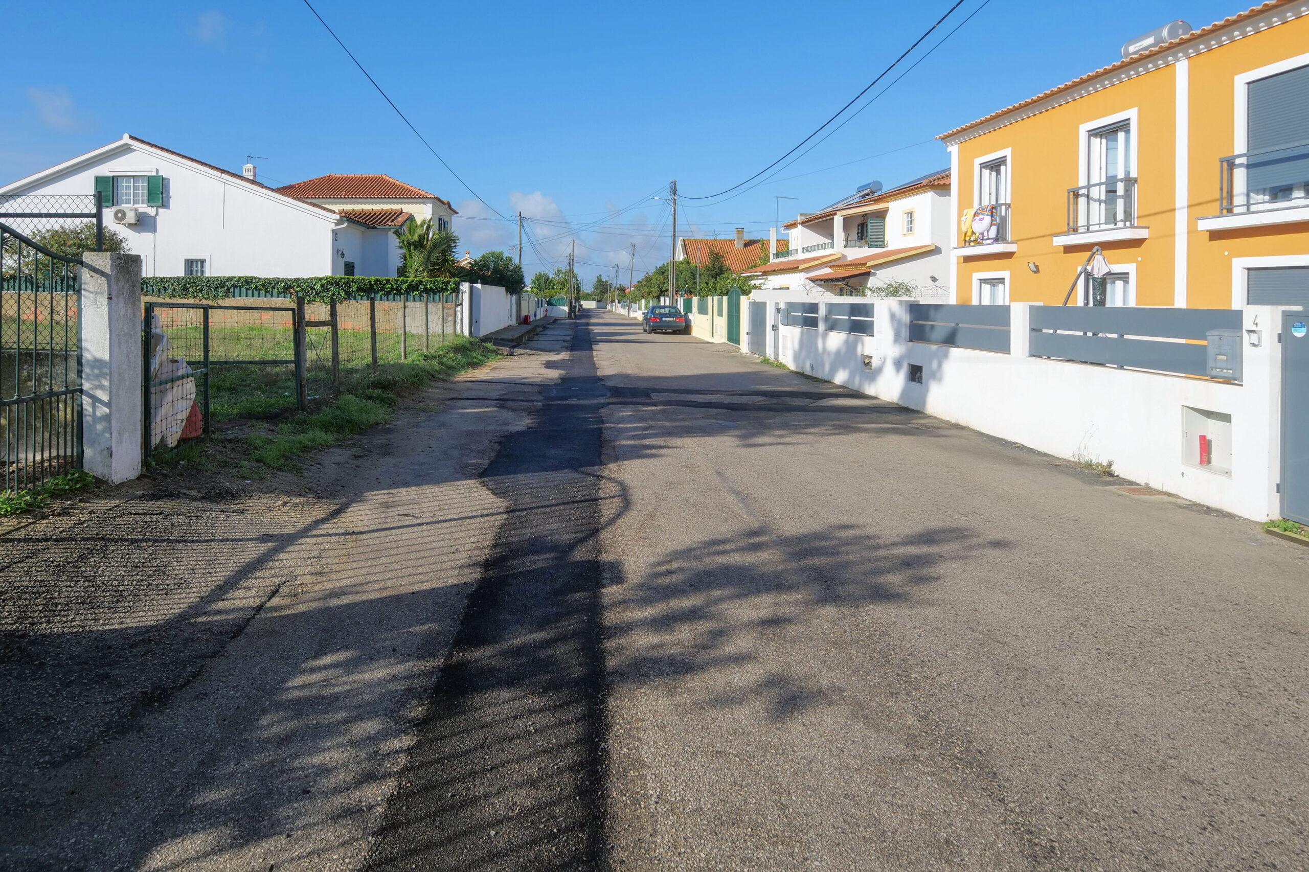 Vala tapada na Rua do Pôr do Sol, em Azeitão.
