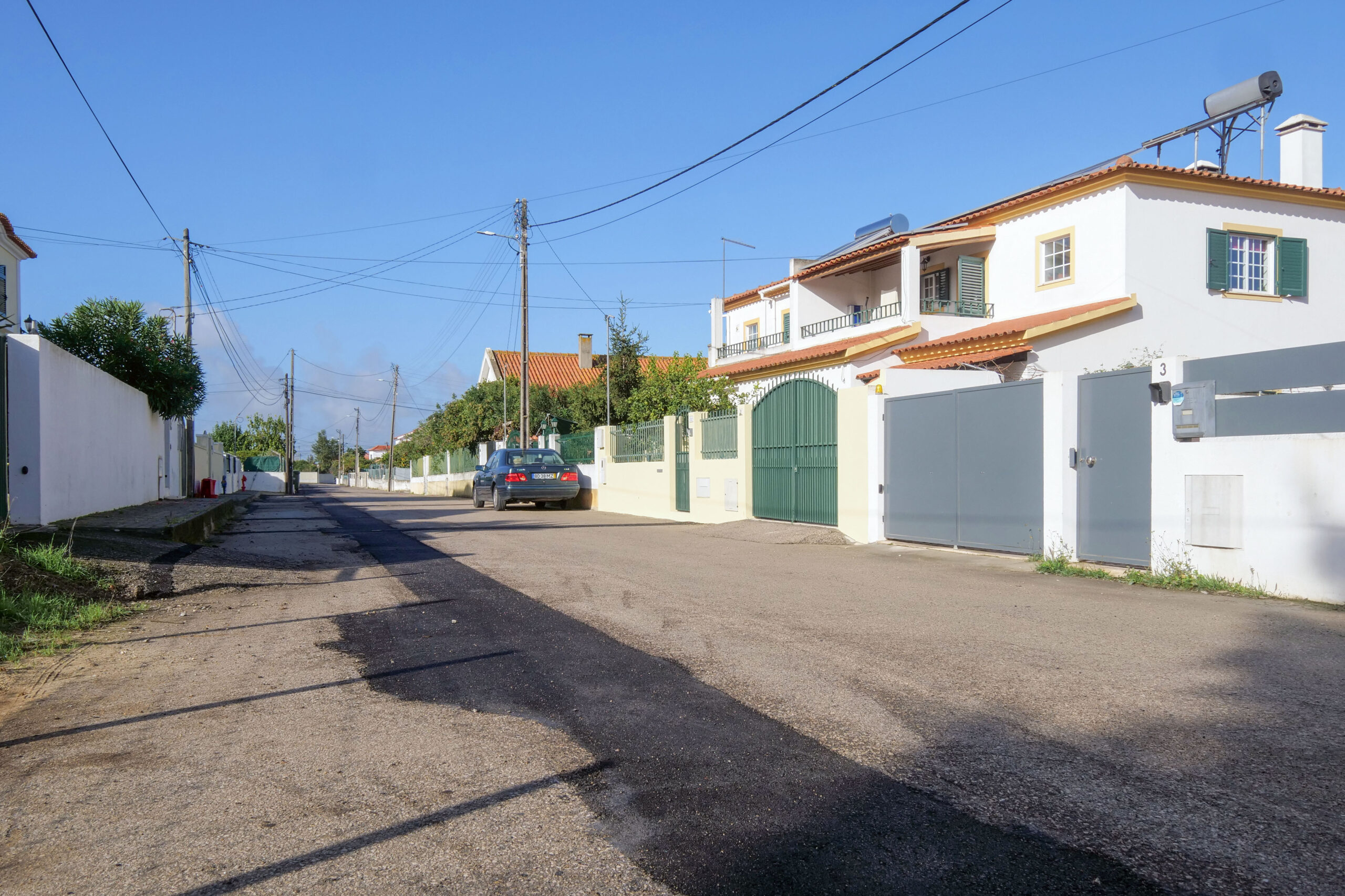 Vala tapada na Rua do Pôr do Sol, em Azeitão.