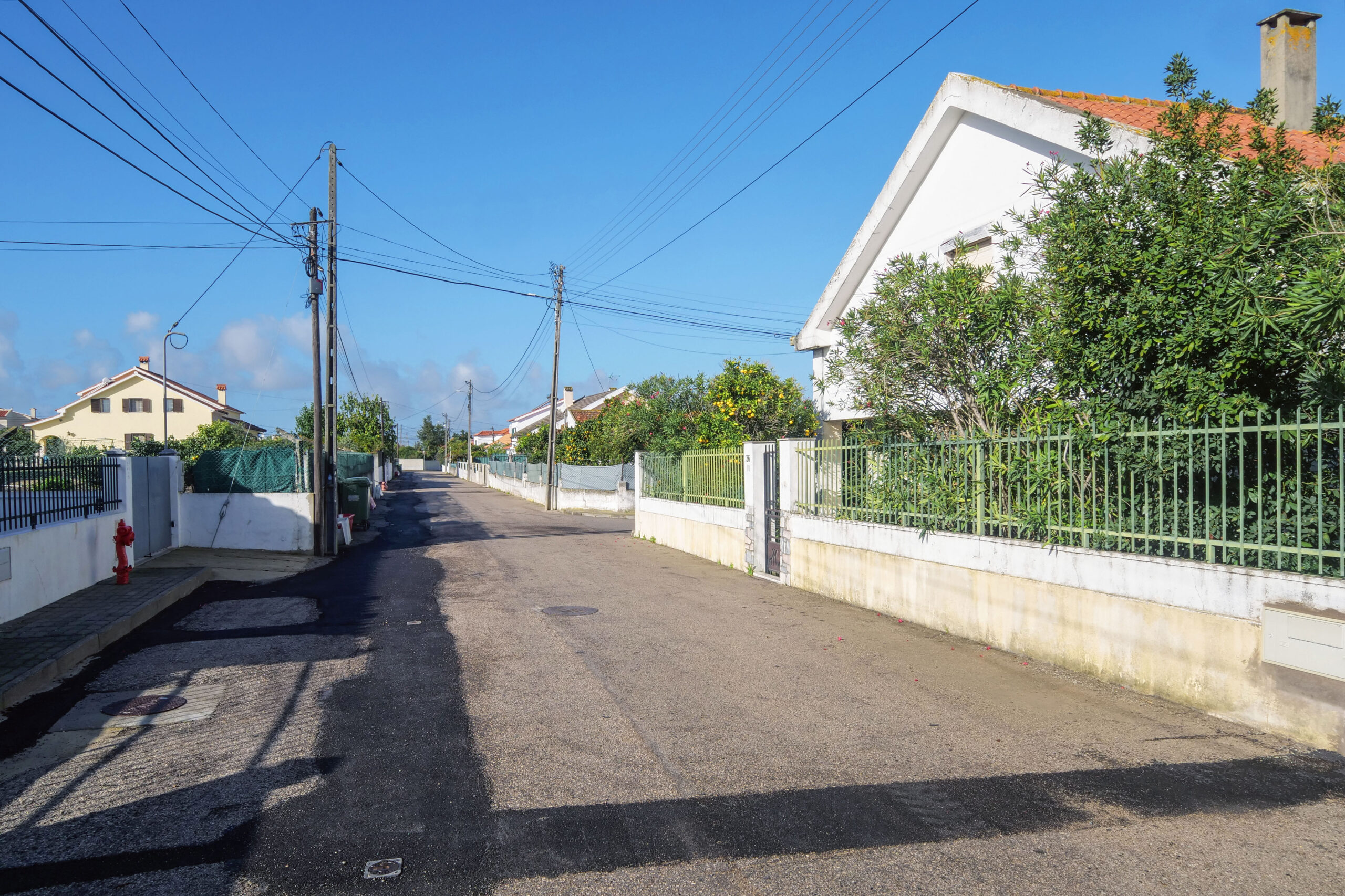 Vala tapada na Rua do Pôr do Sol, em Azeitão.