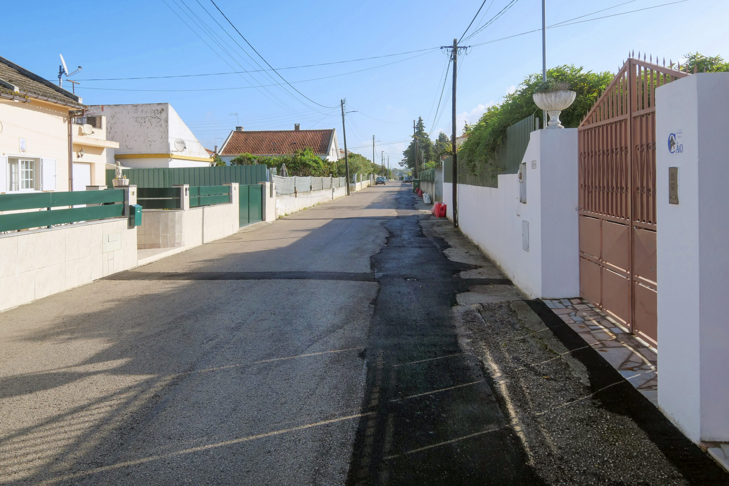 Vala tapada na Rua do Pôr do Sol, em Azeitão.