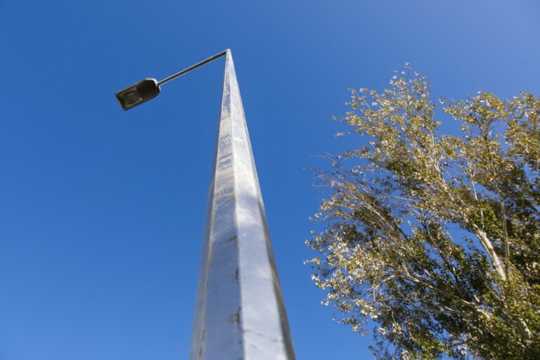 Nova coluna de iluminação metálica octagonal na Av. 22 de Dezembro. A E-Redes está a substituir as colunas em marmorite em cinco arruamentos de Setúbal.