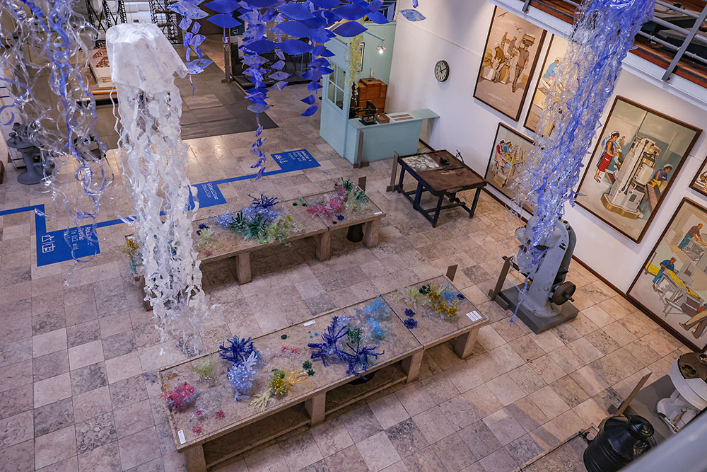 Symbiosis, instalação e exposição de pintura de Antonieta Martinho sobre a poluição de plástico nos oceanos, no Museu do Trabalho Michel Giacometti.