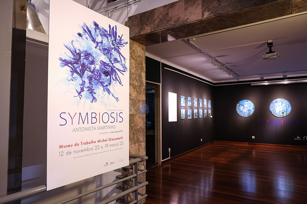 Symbiosis, instalação e exposição de pintura de Antonieta Martinho sobre a poluição de plástico nos oceanos, no Museu do Trabalho Michel Giacometti.