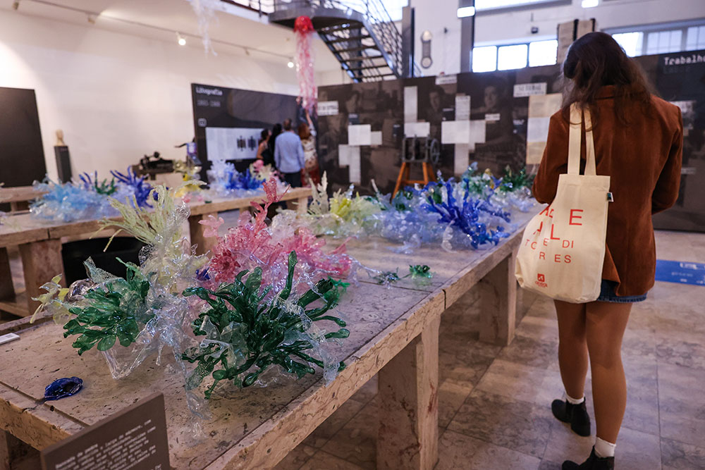 Symbiosis, instalação e exposição de pintura de Antonieta Martinho sobre a poluição de plástico nos oceanos, no Museu do Trabalho Michel Giacometti.