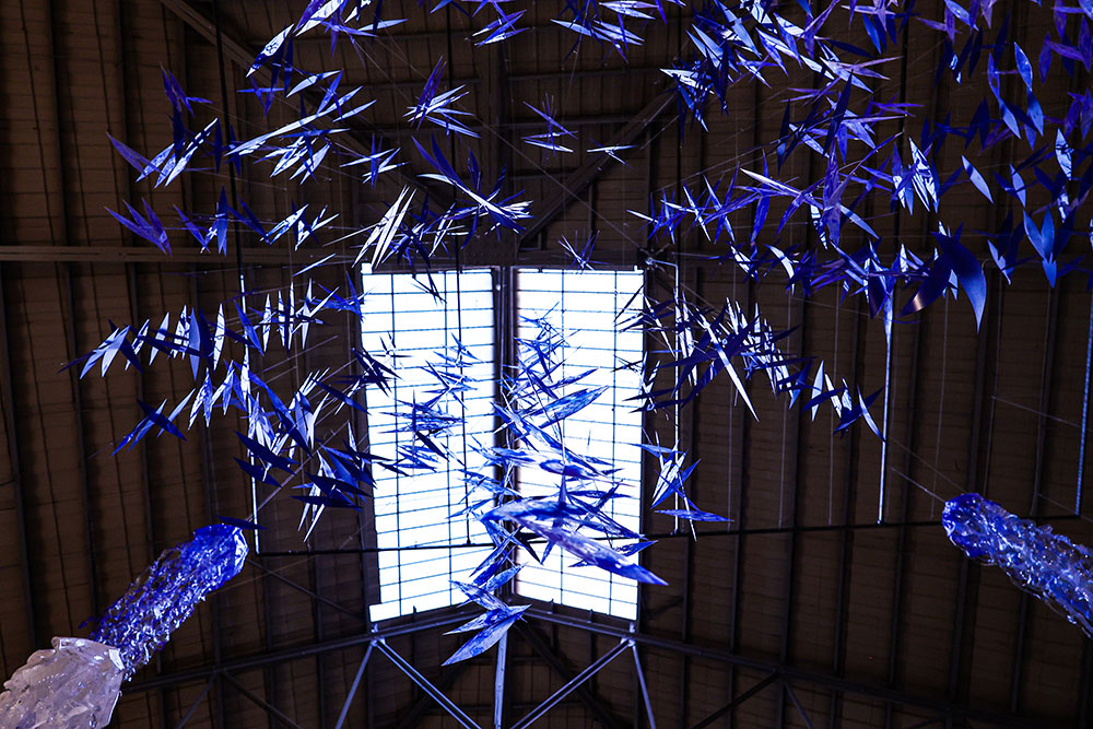 Symbiosis, instalação e exposição de pintura de Antonieta Martinho sobre a poluição de plástico nos oceanos, no Museu do Trabalho Michel Giacometti.